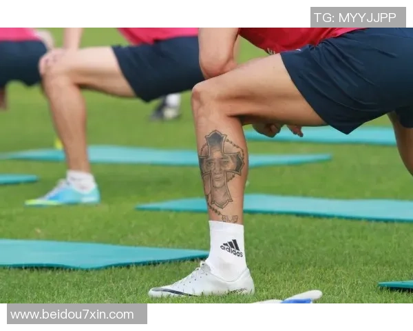 足球球星亲吻镜头瞬间揭秘 情感流露与激情碰撞的独特瞬间