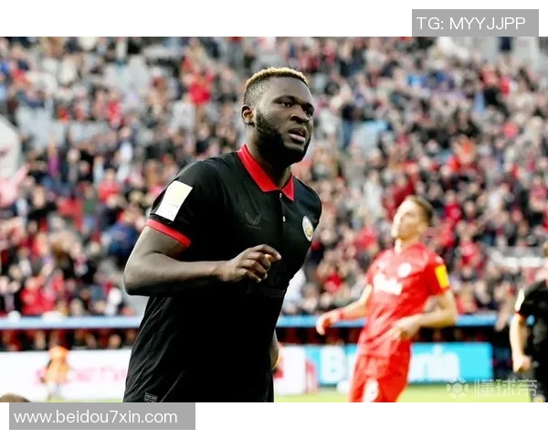 足球球星遮脸背后的秘密与挑战 揭开他们不为人知的隐私与压力